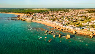 France, Saint Gilles Croix de Vie, 2025-08-07. Reportage photo aerien avec Air Sud Vendee, pour En Vendee. Photographie de Pierre Ollier / Onshore Studio.